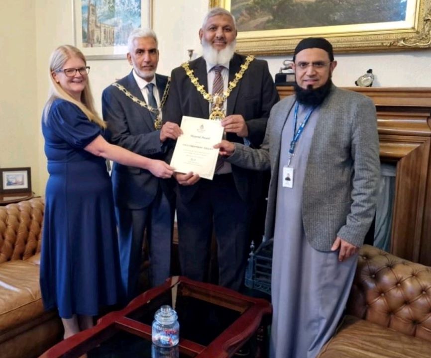 Imam Fazal Hassan is a recipient of the Mayoral Award for his services throughout the pandemic 👏

The Mayor and Chief Exec of the Council, Denise Park, were both on hand the Imam for his role as part of Blackburn Royal Hospitals chaplaincy team who all did incredible work!🌟