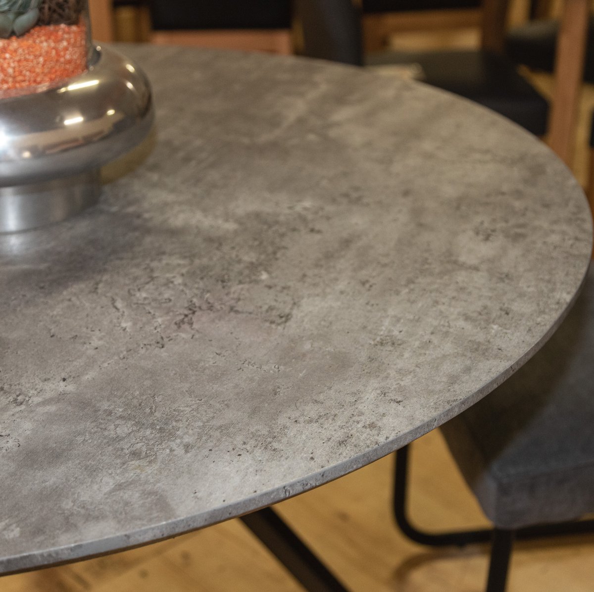 MoebelEins's tweet image. Ohne Ecken und Kanten - unser #Esstisch JULIAN wird optisch, wie auch funktional, zum Herzstück der ganzen Wohnung.
🔹 tinyurl.com/juliantischrund 🔸 
Der #Esszimmertisch begeistert mit einem #Materialmix aus Beton-Optik mit Metallgestell und ist ein Must-Have für alle Designfans.