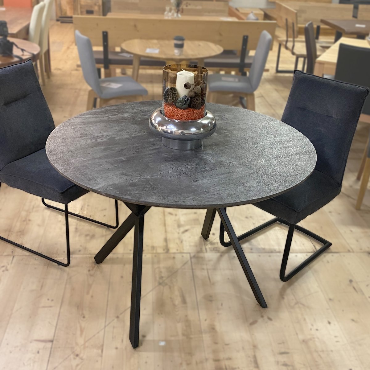 MoebelEins's tweet image. Ohne Ecken und Kanten - unser #Esstisch JULIAN wird optisch, wie auch funktional, zum Herzstück der ganzen Wohnung.
🔹 tinyurl.com/juliantischrund 🔸 
Der #Esszimmertisch begeistert mit einem #Materialmix aus Beton-Optik mit Metallgestell und ist ein Must-Have für alle Designfans.