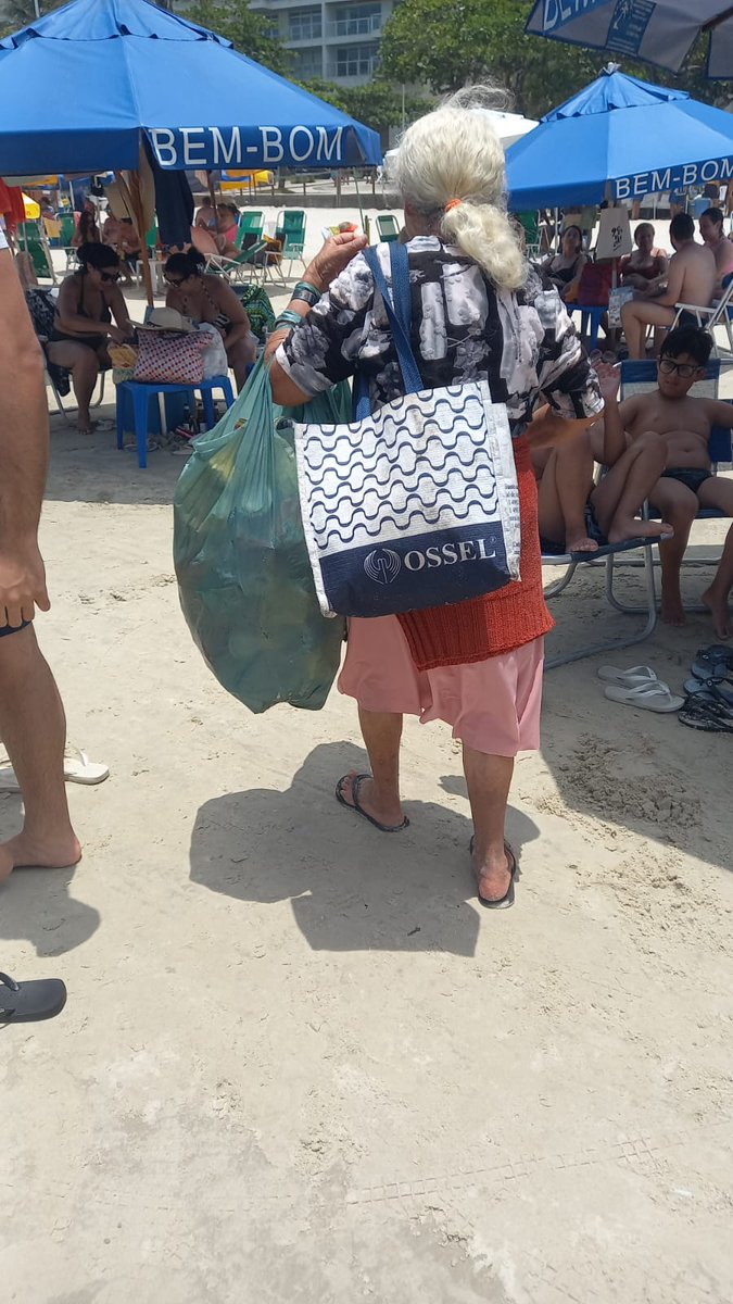 OSSELASSIST's tweet photo. Dá uma olhada nessa senhorinha simpática na praia do Pitangueiras. A OSSEL Assistência está mesmo em todos os lugares! #ossel #praia https://t.co/OGW4qFHpRm