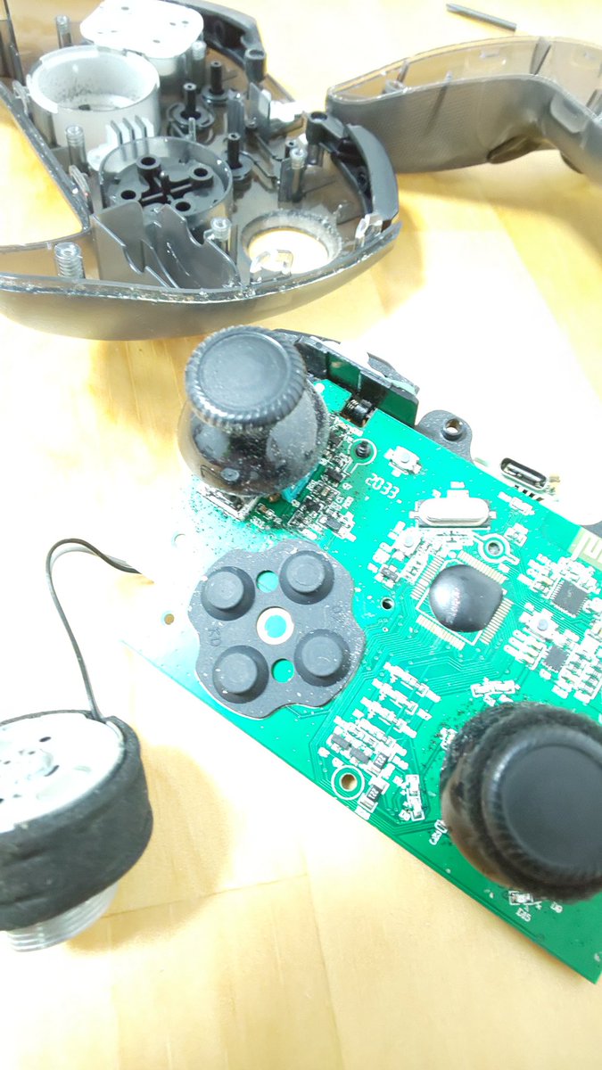 fortnite_shinon's tweet photo. 使いはじめて2年
お気に入りのT4Pro🎮️
分解清掃&コンタクトスプレーする事2回…
さすがにもうダメみたい
左スティックが戻ってこない😅で二代目をお迎えしました🎶
これで高所からの落下ダウンがなくなるはず🤣
#フォートナイト #Switchコントローラー #コスパ最強 #T4Pro https://t.co/HjmX93eyWE