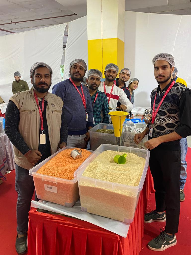 We are striving to create a world without hunger and malnutrition....
Volunteers in #Noida are working towards this cause by packing #MealsForMany in partnership with <a href="/RiseIndia2030/">RiseAgainstHungerIndia</a>. #BetterForAll