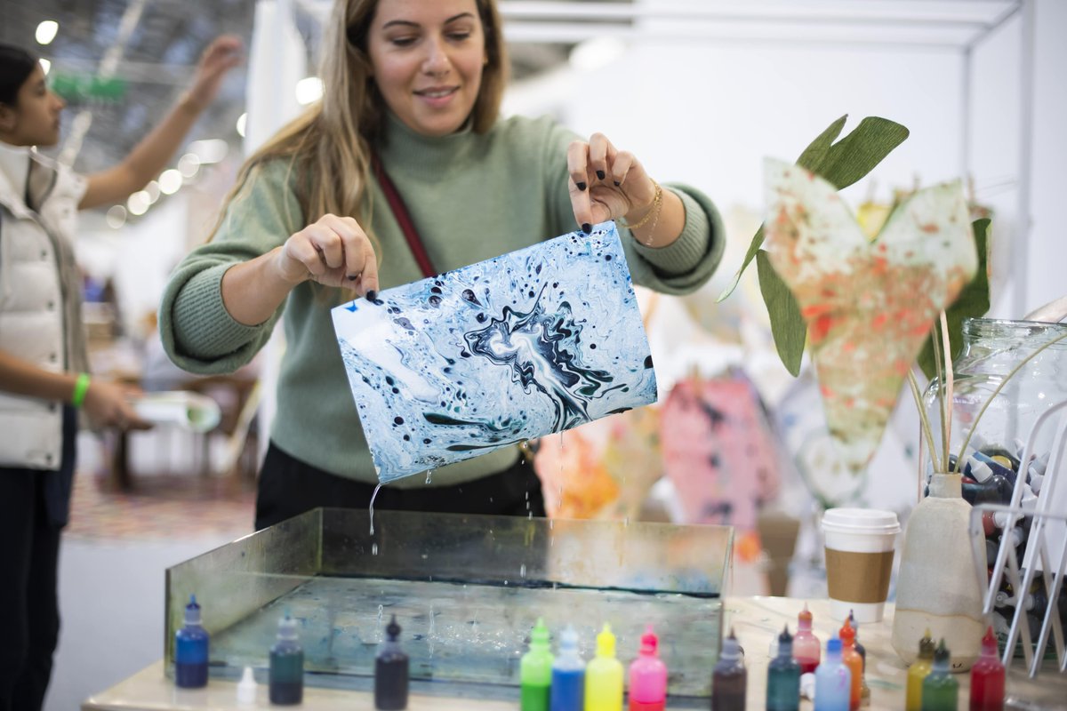 Decorex_Intl's tweet photo. The interior design community had the privilege of experiencing emerging artisans work their magic at Making Spaces at Decorex 2022.
#decorex2022 #interiordesign #interiordesigninspiration #marbling #interiordesignevent #UKinteriordesign #britishdesign https://t.co/nxrMKjEsAG