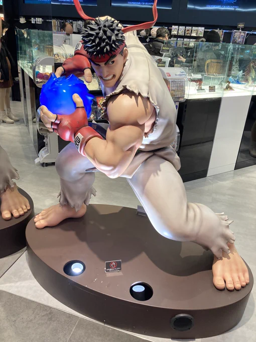 久々に東京来たので渋谷のニンテンドウショップ堪能しました。
イカのフィギュア衝動買いした。 
