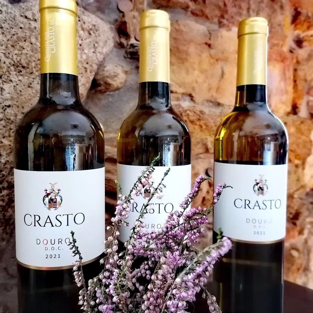 #CrastoWhite is made from traditional #Douro white grape varieties. This is a fresh and aromatic #wine with a modern style. Citrus and asparagus aromas with elegant floral notes are perfectly integrated. Good balance, crisp freshness and a pleasant length.
Photo: ©Tasca da Tita