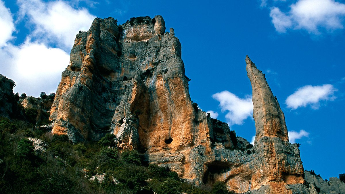 ViajaVuelaVive's tweet photo. Con un Parque Nacional, cuatro Parques Naturales y multitud de paisajes protegidos, las postales que ofrece #Aragón son espectaculares. Desde los Pirineos hasta un desierto único en Europa, pasando por los gigantes rocosos de los Mallos y la belleza de los cañones del #Mascún. https://t.co/x1vryuglWT
