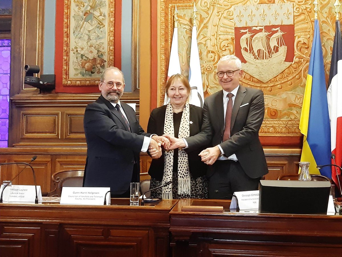 CCRECEMR's tweet photo. Christoph Schnaudigel 🇩🇪 et @laurent_sceaux 🇫🇷, nos nouveaux coprésidents, viennent d'être élus !
Aux côtés de Gunn Marit Helgesen 🇳🇴, ils représenteront 115 000 #localgov dans toute l'Europe à travers nos associations.

Toutes nos félicitations! 

#CEMRmeets https://t.co/j1XhxWVpXs