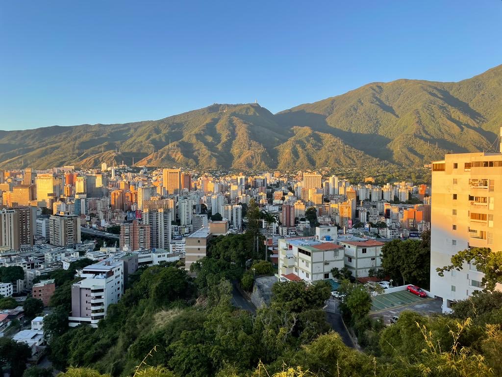 alejplanas's tweet photo. Feliz día con éste hermoso amanecer de la bella #Caracas #FelizMartesATodos que la buena vibra sea la premisa. https://t.co/xhNHW9IThD