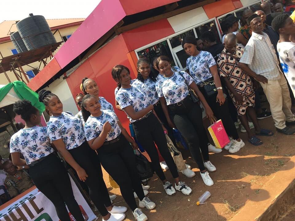 MuchTalksBlog1's tweet photo. E reach Imo State turn, dem send elegant ushers to go welcome Senior Man Peter Obi for airport.
•
•
 #Owerri • Emi Lokan • Imo State • Buga • Cheating • Labour Party • Chatham House • El Rufai #ObiDattiCampaignInImo • Japa • Mazi Nnamdi Kanu https://t.co/fZU0m8jQZL