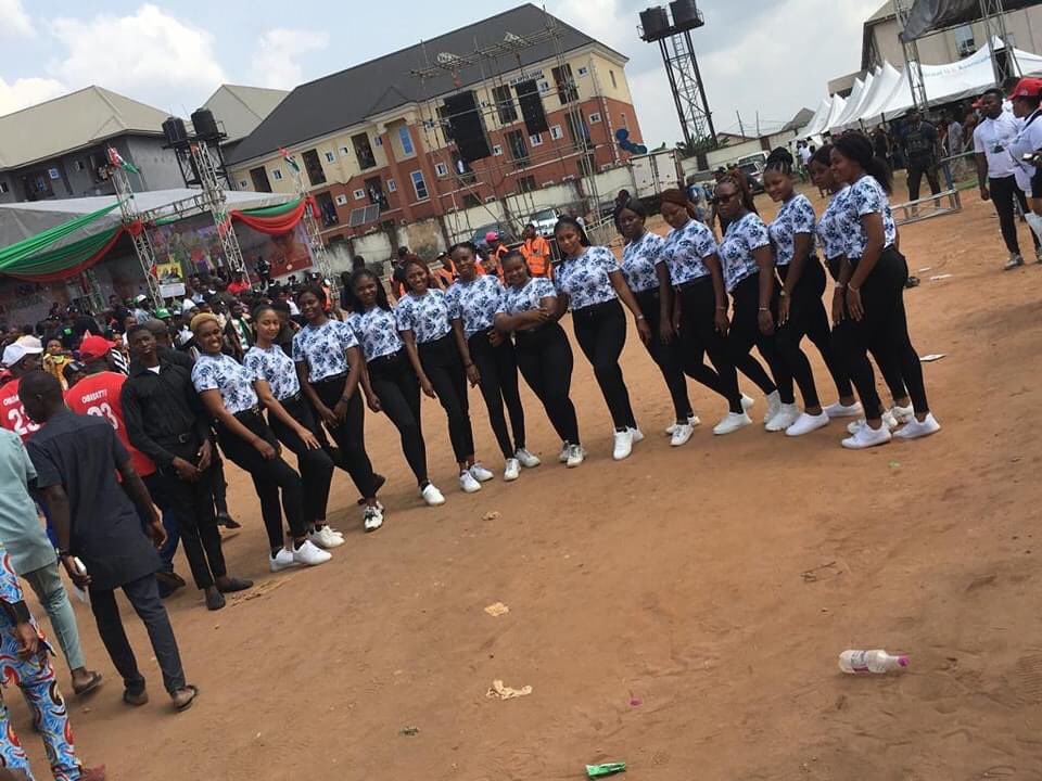 MuchTalksBlog1's tweet photo. E reach Imo State turn, dem send elegant ushers to go welcome Senior Man Peter Obi for airport.
•
•
 #Owerri • Emi Lokan • Imo State • Buga • Cheating • Labour Party • Chatham House • El Rufai #ObiDattiCampaignInImo • Japa • Mazi Nnamdi Kanu https://t.co/fZU0m8jQZL