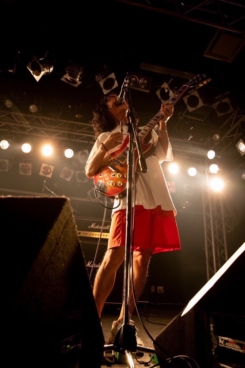 themadgentles's tweet photo. 【📣ワンマンまであと3日📣】

本日の #マッジェンメモリアルフォト は
コウイチロウ衣装遍歴👘

柄シャツ→ロゴジャケット→セーラー服→半袖短パン
と様々な衣装にモデルチェンジしてきましたがワンマン当日の衣装をどうしようかと未だ迷走しております。

#黒歴史晒し回避 https://t.co/kXJnLjt60d