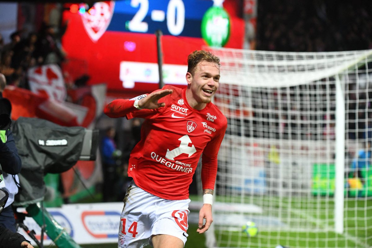 actusainte's tweet photo. 🚨 L'#ASSE serait toujours intéressée par Irvin #Cardonna.
L'attaquant de 25 ans est lié jusqu'en juin 2023 avec le #SB29.
➡️ Les Verts devront faire face à de la concurrence. Le joueur a été approché cet été par Strasbourg.
(@Site_Evect) https://t.co/GH1T73nDRy