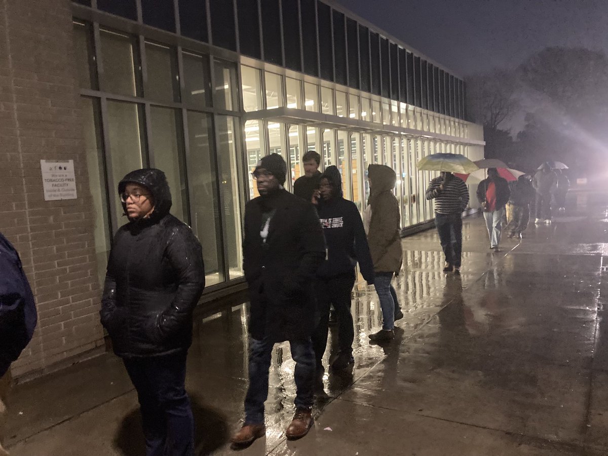 capelouto's tweet photo. Voters lined up early in rainy weather to vote in the runoff for the last U.S. Senate seat to be decided today. This is at the Metropolitan Library in Southwest Atlanta. @wabenews https://t.co/CZRECiOfa2
