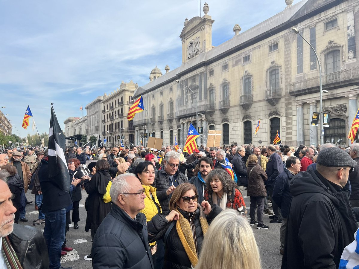 jmartigalbis's tweet photo. Ni delicte de sedició ni delicte de desordres públics. Volem viure a un país on es respecti l’exercici del dret a l’autodeterminació i es garanteixin els drets fonamentals. 
#6DResACelebrar
@JuntsxCatBCN @JuntsXCat https://t.co/JpUvy6RLl4