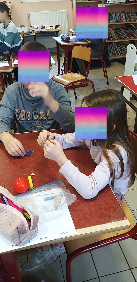 ecole_rai's tweet photo. On reprend notre partenariat avec la forge d'Aube pour faire découvrir aux CM1 les énergies, la matière, les mouvements...Présentation et manipulation en classe, la suite en juin avec la visite de la Grosse Forge. Merci à Bruno Roy pour sa gentillesse et sa disponibilité https://t.co/HMQ8EGjHpl