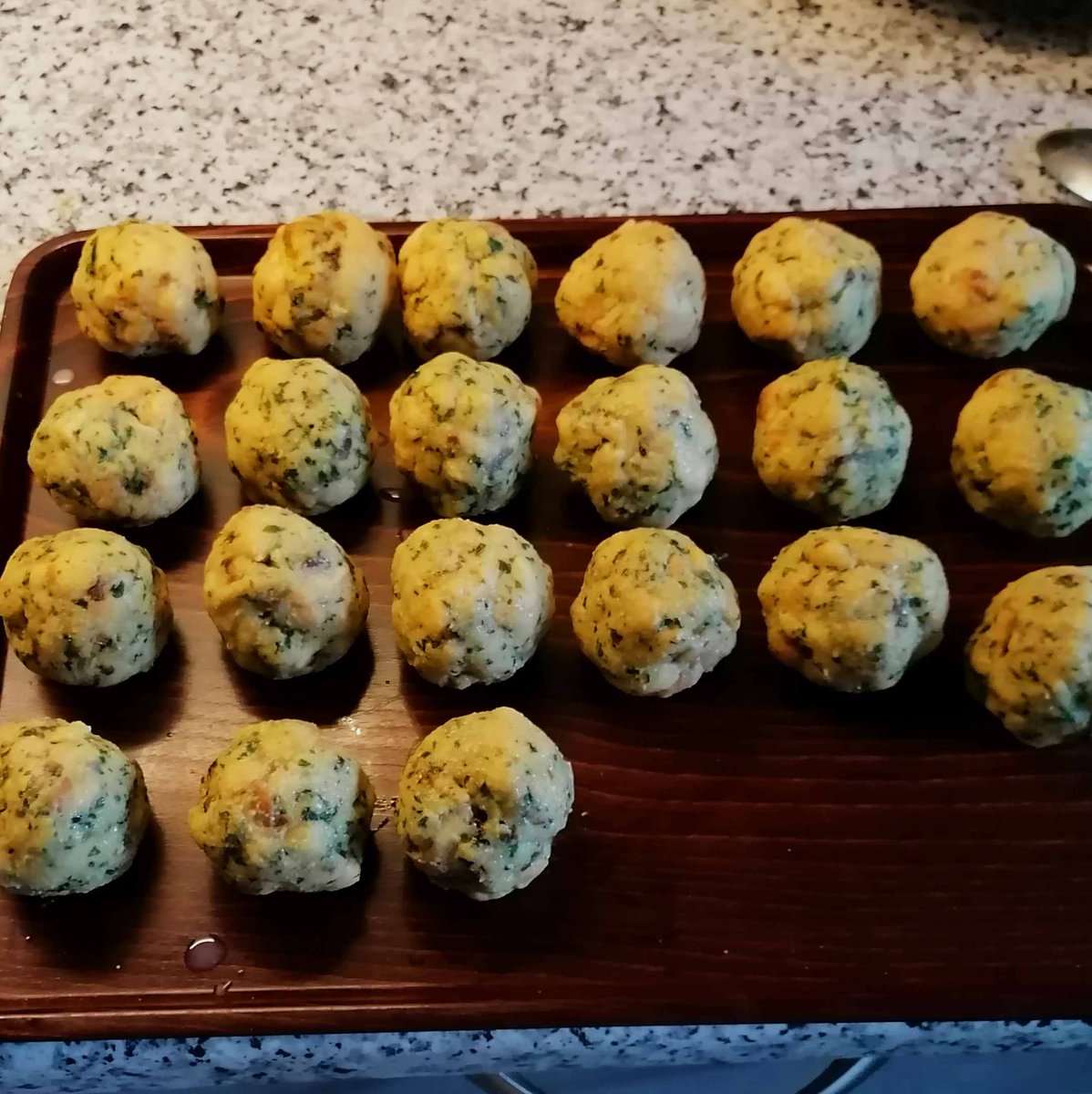 MikeKocht's tweet photo. Weil es halt auch so schön zu Wetter passt: Wieder einmal einer DER Klassiker des #Beisl (#Kneipen) #Twooking von früher:
Fein-würzige Soße aus #Linsen, dazu #Semmelknödel
So klassisch gut und günstig kann fleischlos sein!
https://t.co/TKm7AVHRf8 https://t.co/Ry9oCPcHiF