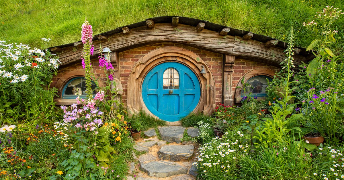 journey to middle-earth, anyone? the one-and-only hobbiton from “the lord of the rings” is now on airbnb for a limited time 🧙‍♂️ hobbits & friends can request to book these stays on december 14 at 10AM NZDT: airbnb.com/hobbiton