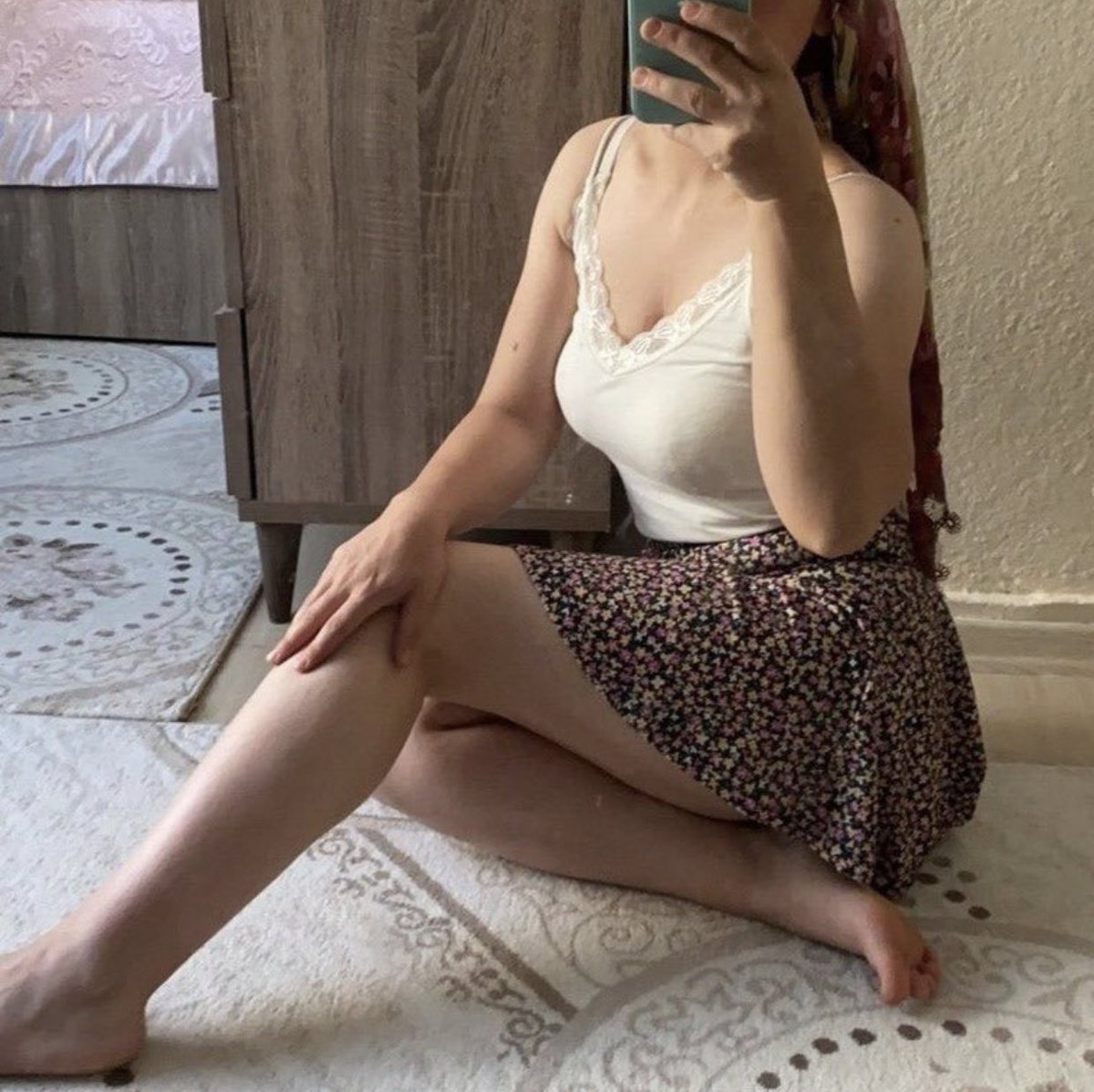 Gizli saklı kadınlığını yaşamaya çalışan bir bayanım maddiyat beklentim asla olamaz sadece sırdaş istiyorum uyarsa Profilimdeki Whatsapımdan bana yaz 🥰