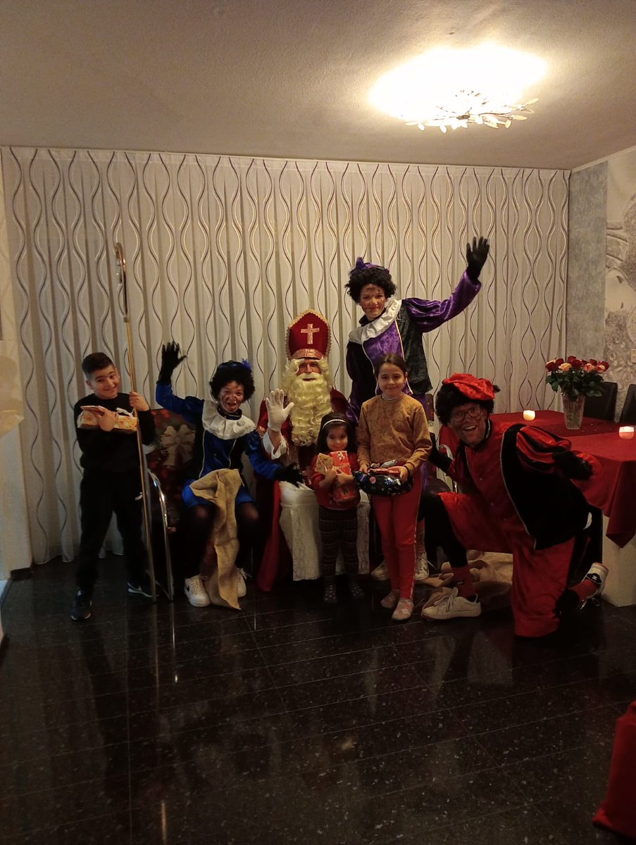 Sinterklaas wilde graag nog even tijd maken voor een aantal van onze gezinnen in Zeist! 😍 Zo is hij gisteren voor pakjesavond langs 3 gezinnen gegaan met pieten én cadeautjes 🎉🎁🎊🎈🛍 Op deze foto is één van de gezinnen te zien. Kijk die blije koppies. 
Dank u wel Sint 🌙