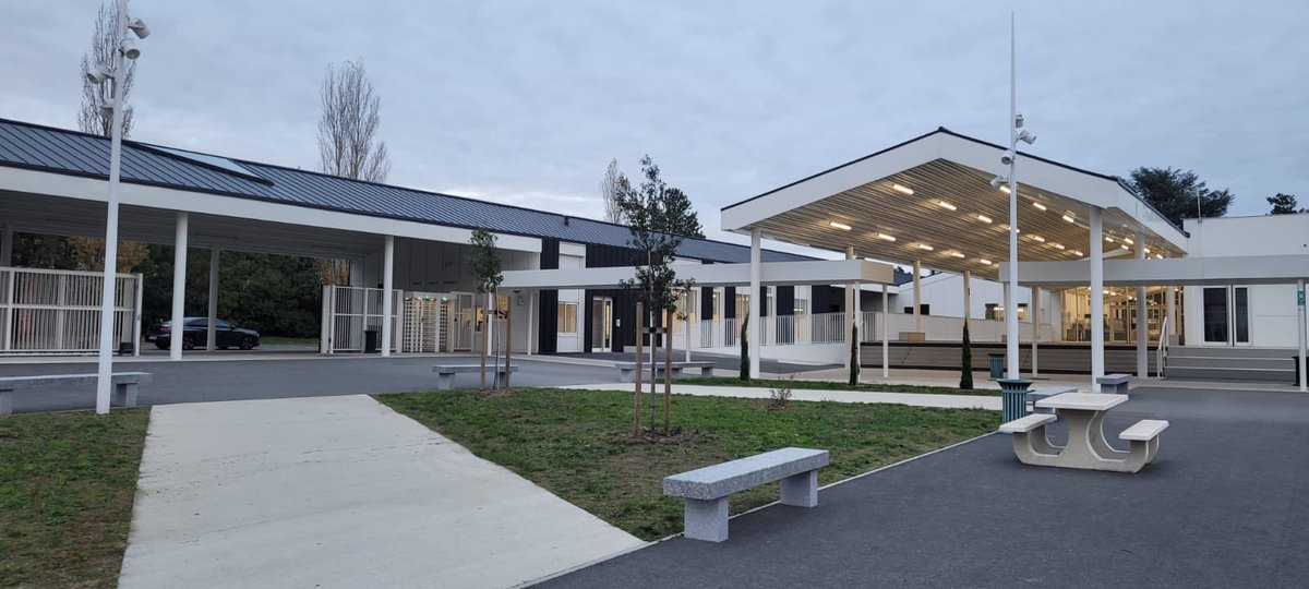 MostafaFourar's tweet photo. Toujours un plaisir d'inaugurer aux côtés de @kamelchibli de nouvelles installations qui améliorent les conditions de travail et de vie dans un établissement. Merci à la Région @Occitanie pour la belle restructuration générale du lycée Borde Basse #Castres https://t.co/ImBaLAszj5