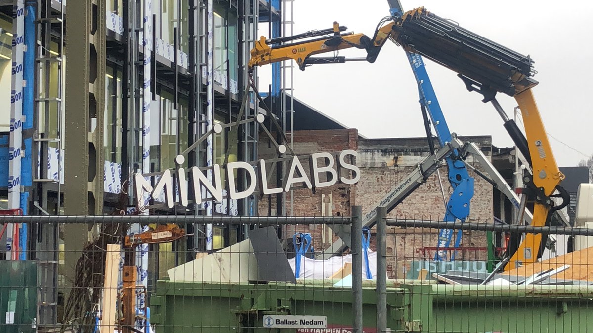 lochal013's tweet photo. Gisteren ging het bord van #MindLabs de lucht in! Kijk bij je volgende bezoek aan de LocHal eens naar het gebouw van onze nieuwe buren. Hier zullen vanaf 2023 bijzondere dingen gaan gebeuren. https://t.co/ZQGJfvvzDb
