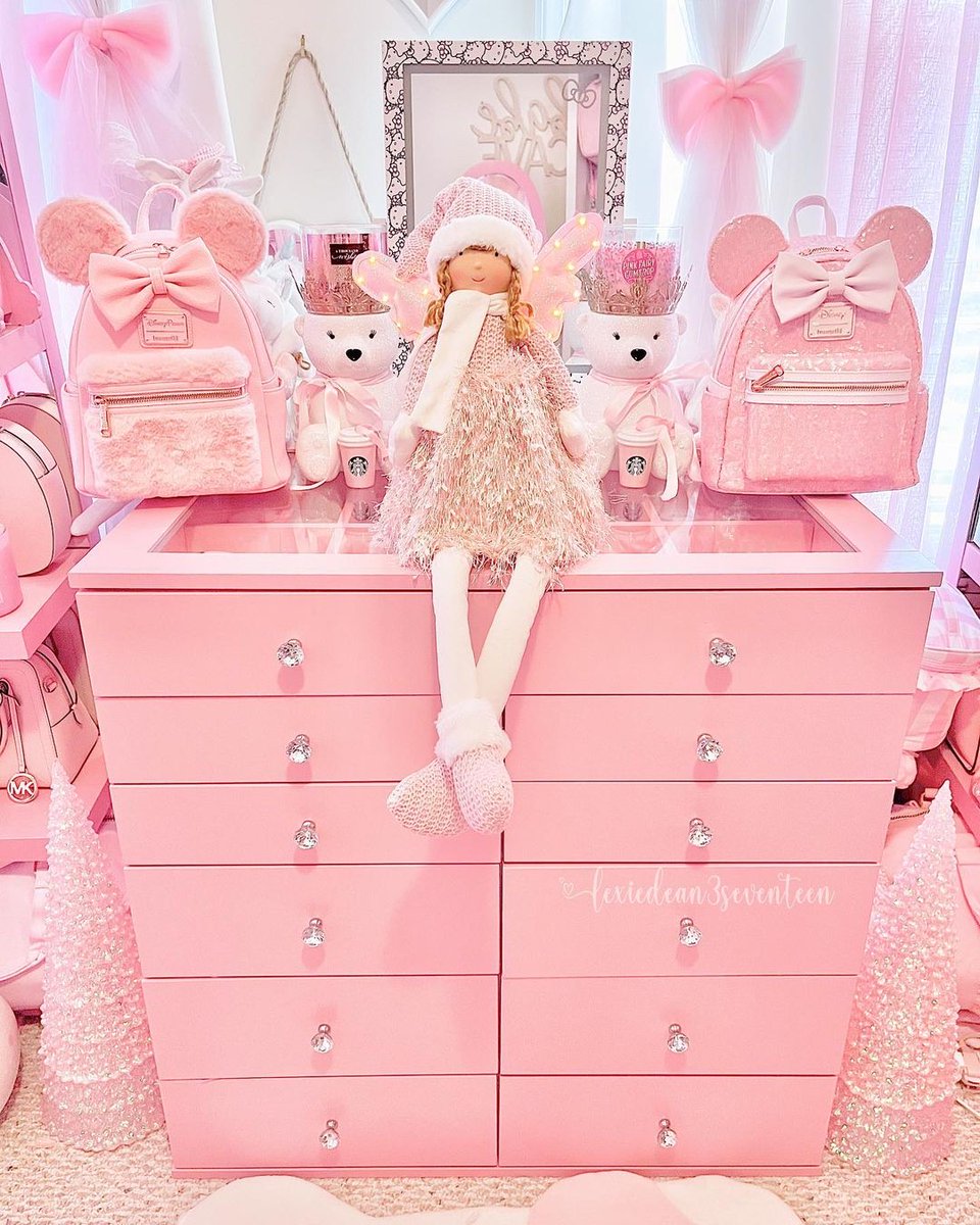 ImpressionsV's tweet photo. Storage space has never been so #PINK!💗❄️  Display all of your favorite items in the SlayStation Display Chest like @lexiedean3seventeen😍 

#pinkmas #vanity #displaychest #pink #allpink #glamroom #pink #holiday #giftsforher #glamgift #giftidea #pinkroom https://t.co/ElUXFrz5g8