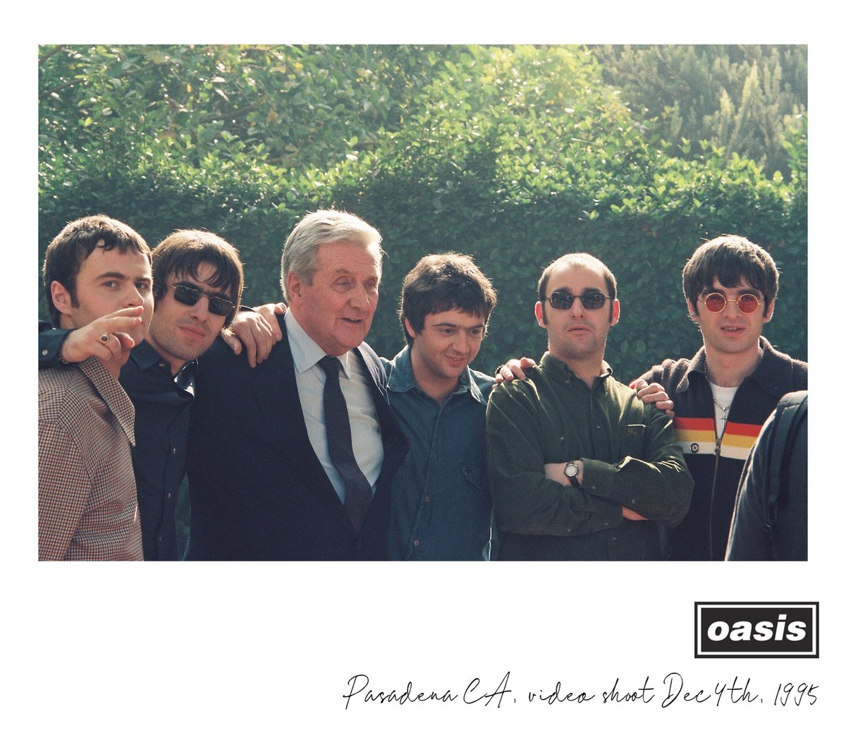 oasis's tweet photo. December 1995 - The band in the US (Pasadena, CA), photographed whilst shooting the official video for 'Don't Look Back In Anger'. https://t.co/crpGPSl7aJ