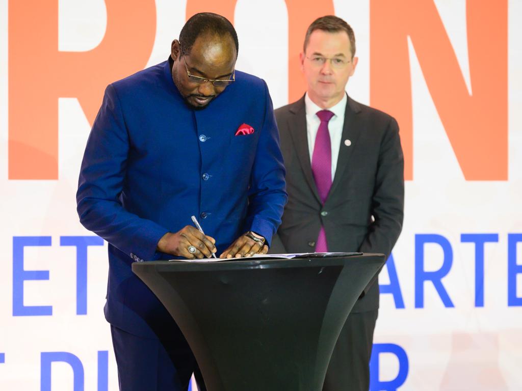 J'ai eu l'immense plaisir de signer aujourd'hui,à #Paris,le DAO pour la construction et l'exploitation d'une Centrale solaire de 50 MWac de Gorou Banda,à #Niamey.Soutenue par <a href="/IFC_fr/">IFC - Société financière internationale</a> dans le cadre de Scaling solar,cette Centrale sera opérationnelle en avril 2024.
@SPimentaIFC