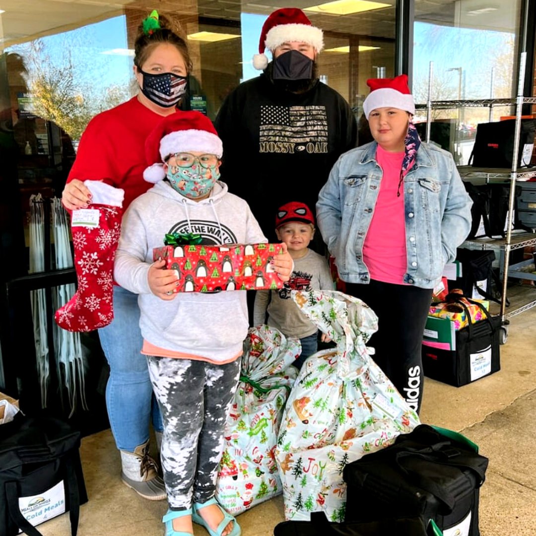 Chesapeake_ED's tweet photo. Help end hunger this holiday season! Our local @_MealsOnWheels program delivers nutritious meals and connects people with community resources in Chesapeake. Donate today to give back to your neighbors in need. #FindYourWayForward #ChesapeakeVA 

https://t.co/OgtcUgdbMA https://t.co/CIb5rlMB2h