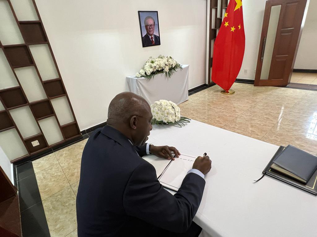 angola_Mirex's tweet photo. Le Ministre Téte António s'est rendu ce matin du mardi 6 décembre, à l'Ambassade de Chine en Angola, pour rendre hommage à l'ancien Président de la République Populaire de Chine, Jiang Zemin, décédé le 30 novembre, à Shanghai, à l'âge de 96 ans, victime de la maladie. https://t.co/EqJnXfGCGj