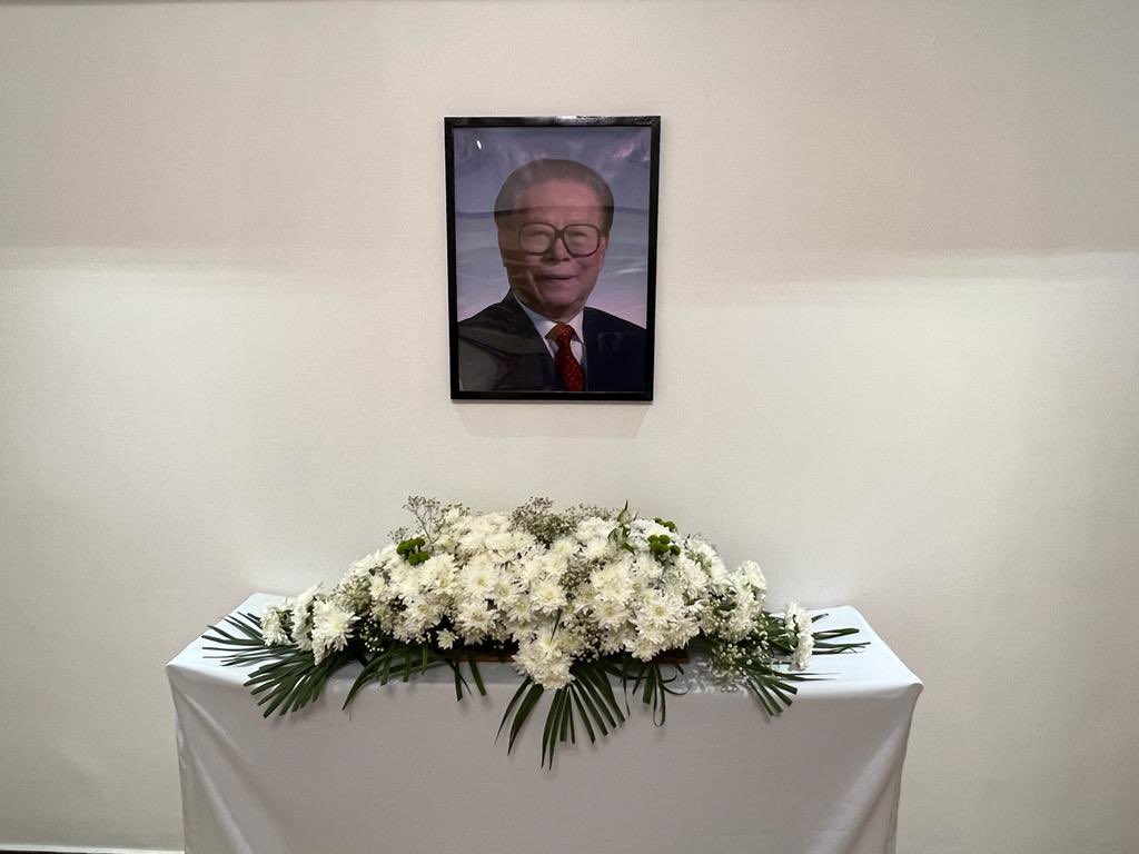 angola_Mirex's tweet photo. Le Ministre Téte António s'est rendu ce matin du mardi 6 décembre, à l'Ambassade de Chine en Angola, pour rendre hommage à l'ancien Président de la République Populaire de Chine, Jiang Zemin, décédé le 30 novembre, à Shanghai, à l'âge de 96 ans, victime de la maladie. https://t.co/EqJnXfGCGj