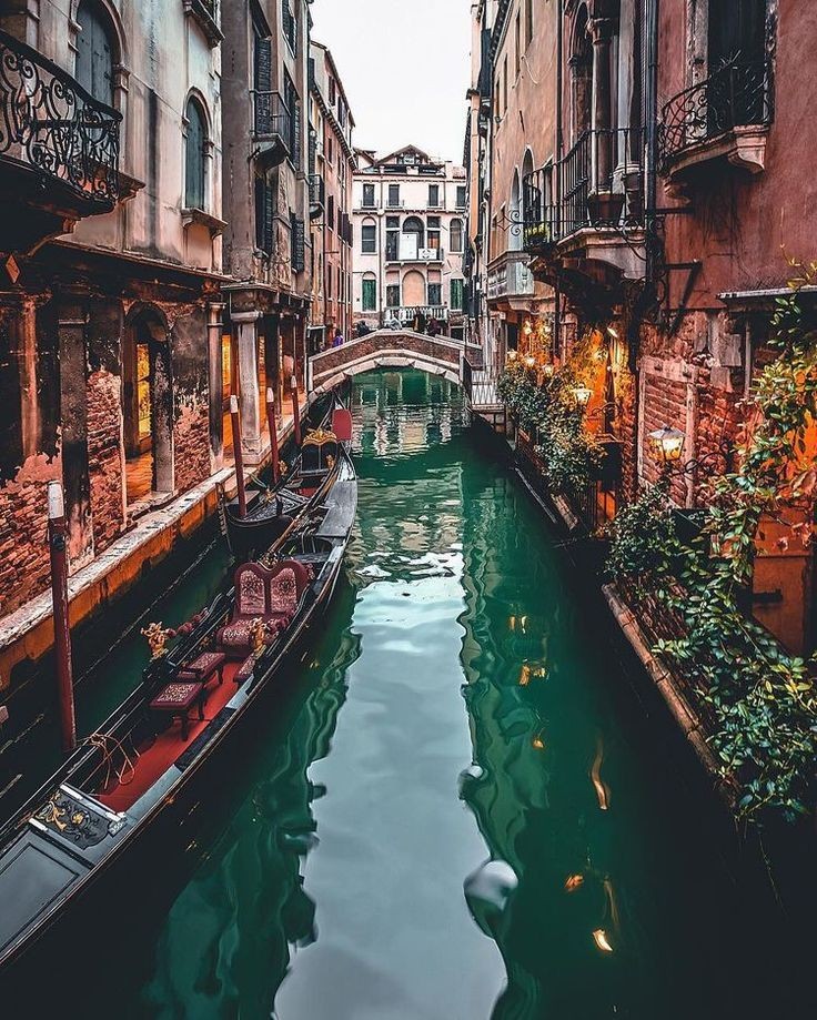 Continuamos nuestro viaje en Italia: Venecia, Génova, Roma, Florencia y Palermo. 
Existen muchísimos rumores sobre fantasmas y muertes violentas. ¿Tal vez fruto de poderes descontrolados? Lo averiguaremos. 
Pd: Charly está nervioso porque piensa que me voy a caer de la góndola.