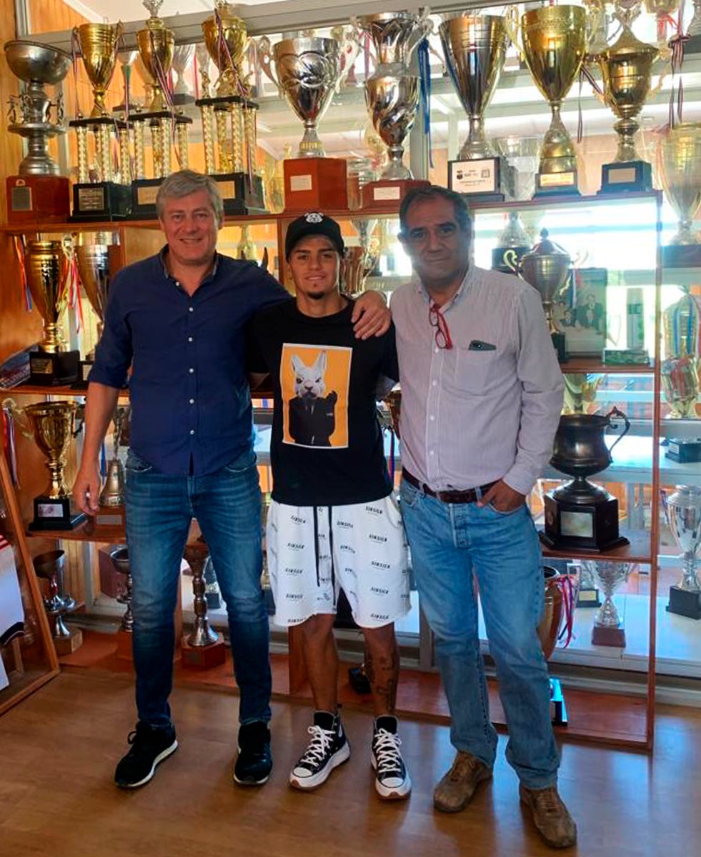 curicounidocdp's tweet photo. 𝐘𝐄𝐑𝐊𝐎 𝐋𝐄𝐈𝐕𝐀 𝟐𝟎𝟐𝟓 🤝🏼📝

Nuestro volante Yerko Leiva firmó su renovación con nuestra institución por las próximas tres temporadas, luego que nuestro club adquiriera el 70% de su pase.

¡Vamos con todo, Yerko! 💪🏼

#ElClubDeSuGente ⚪🔴 https://t.co/E4vDyXOGDE