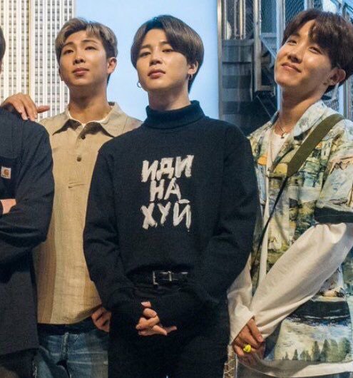 кто то: невозможно заплакать из-за каких то фотографий 

фотографии: 

#BTS #BTSARMY
