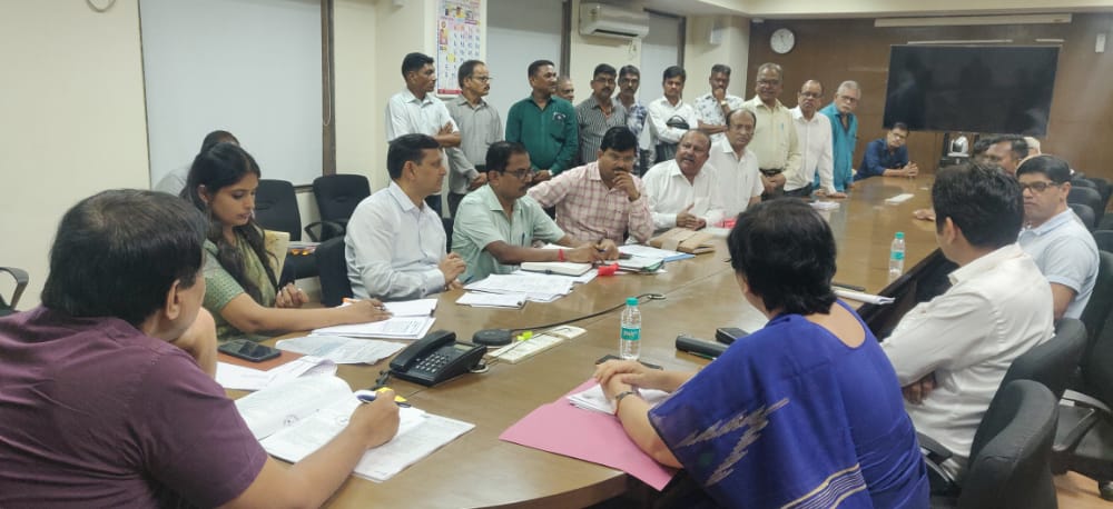 LavekarBharati's tweet photo. Had A Fruitful Meeting at SRA Office - SLUM REHABILITATION AUTHORITY with CEO Shri Satish Lokhande Ji &amp; other Officers regarding Various Issues on Projects Going on in #Versova_Constituency. Also Present were corporator Yogiraj Dabhadkar. 
#Versova #Development https://t.co/ahrDSvxs07