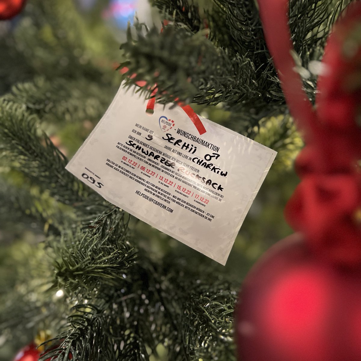 FCBBasketball's tweet photo. HELPSIDE WUNSCHBAUMAKTION 🎄
Auch heute stehen wieder 2 Bäume mit Wünschen von Kindern aus Charkiw im #AudiDome. Zettel mitnehmen und beim nächsten Heimspiel das Geschenk abgeben. 🎁 Alle weiteren Infos gibt‘s auf den Wunschzetteln.
#FCBB #Helpside #GutesTun #Wunschzettel https://t.co/OjgqDOasWJ