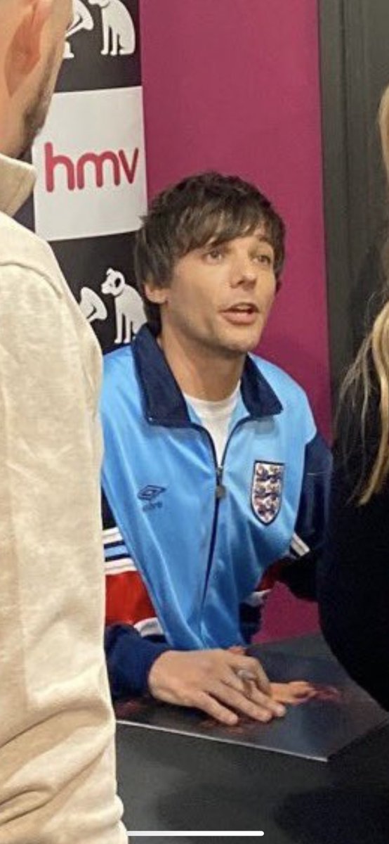 otblouis's tweet photo. He wore this at a one direction signing too 😭 https://t.co/IIexJfcKzx