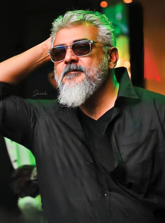 TeluguCineverse's tweet photo. Your Favourite Actor in Kollywood ?? 

#AjithKumar 🔄            @actorvijay❤️ https://t.co/YnLXZCcnqZ