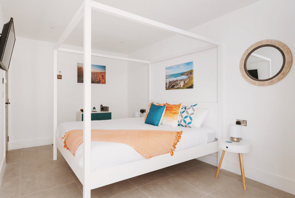 sccornwall's tweet photo. ✨Beautiful 1 Cliff Edge ✨
This spacious studio apartment is a #dogfriendly gem! Ideally located right next to Tolcarne #Beach in #Newquay, with plenty of beaches and wonderful #coastal walks to discover right outside your door. 
Find it here: https://t.co/Bedyo0wwf9

#cornwall https://t.co/yeKk0gHBeM