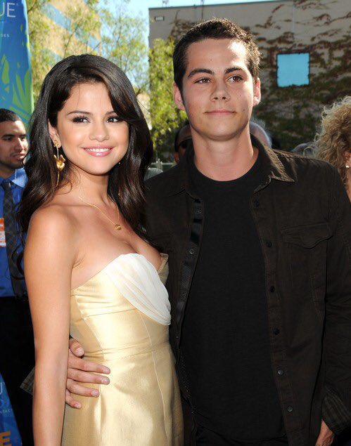 PortalSelenaBR's tweet photo. Será? 🤔

RUMOR: Selena Gomez e Dylan O'Brien foram vistos jogando boliche juntos ontem à noite em Nova York. https://t.co/kBmNeQdAhg