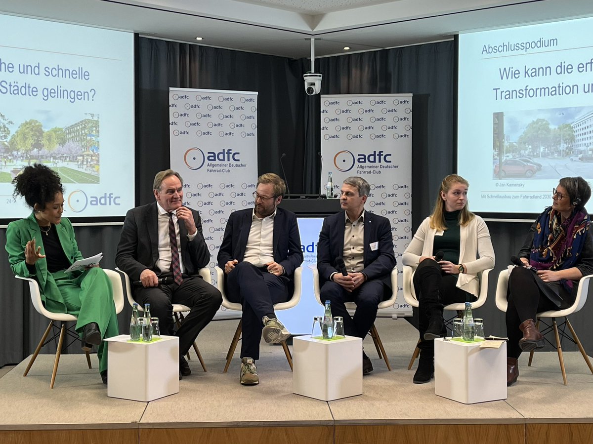 FahrradClub's tweet photo. „Wie kann die erfolgreiche und schnelle Transformation unserer Städte gelingen?“: Das Abschlusspodium des #ADFCSymposium mit @RebeccaPeters_, @Burkhard_Jung, @saskiakluit, @anjes_tjarks und Dr. Uwe Drewitz von @DLR_Verkehr.
👉 https://t.co/eimRXEpk9s https://t.co/i66skEhKYB