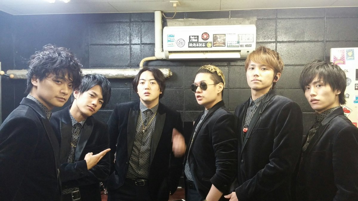 futa_1103's tweet photo. 一回も共演した事なくて
今回主催LIVEに出てくれて
5.6年ぶりに同じステージに立って
歌えたことがシンプルに嬉しかったのと
今俺は-Crimson Crat Clan-と言う
最高のメンバー達と最高のファンの方々と亮太も一緒にこの世界で本気で楽しくやってるところを見せることが出来て何より嬉しかったです！！ https://t.co/b5EEA9ZT2W