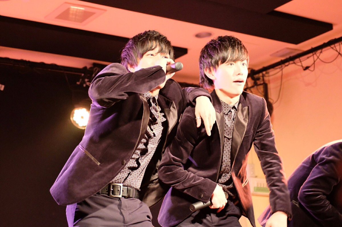 futa_1103's tweet photo. 一回も共演した事なくて
今回主催LIVEに出てくれて
5.6年ぶりに同じステージに立って
歌えたことがシンプルに嬉しかったのと
今俺は-Crimson Crat Clan-と言う
最高のメンバー達と最高のファンの方々と亮太も一緒にこの世界で本気で楽しくやってるところを見せることが出来て何より嬉しかったです！！ https://t.co/b5EEA9ZT2W