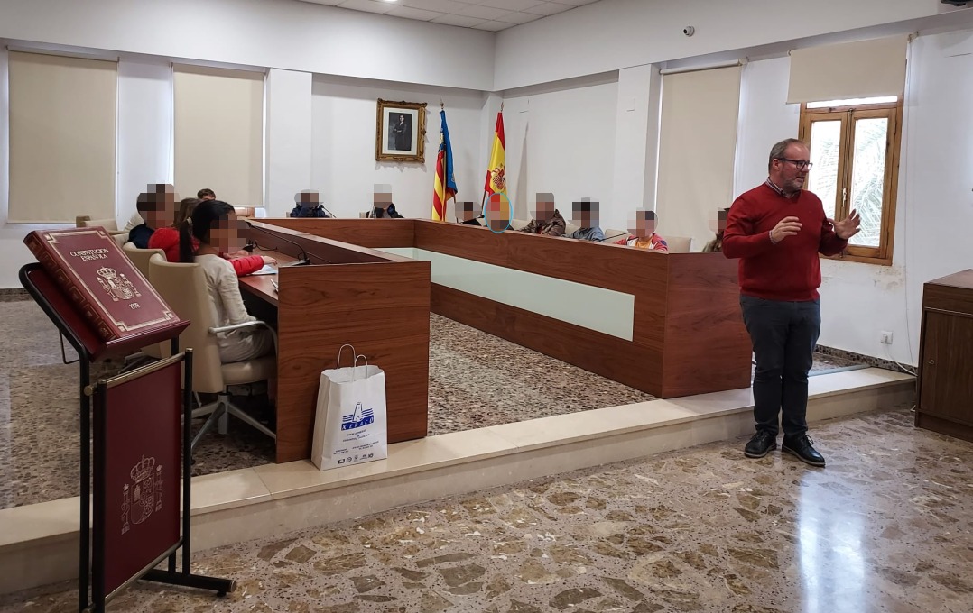 😃 Alumnes de l'escola van visitar l'Ajuntament de Xeraco per conéixer de prop el funcionament de l'administració local amb motiu del dia de la Constitució. L'alcalde de Xeraco, Avelino Mascarell, els va acompanyar pels diferents departaments de l'edifici compartint dubtes.