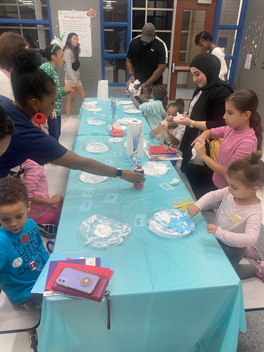 Mrs_ABetts's tweet photo. Had so much fun at our Winter Wonderland Literacy night! ❄️ https://t.co/kOiod5C7qH