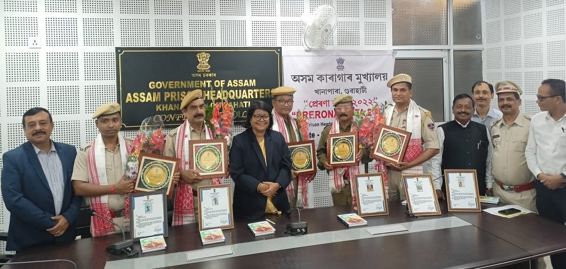 sharma_barnali's tweet photo. Awarded "Prerona Bota 2022" to 5 nos. of Jail Warders for their dedicated service.
This is an initative of Assam Prison Headquarters and a part of #PrisonReforms in #Assam. https://t.co/AsLxFSZfev