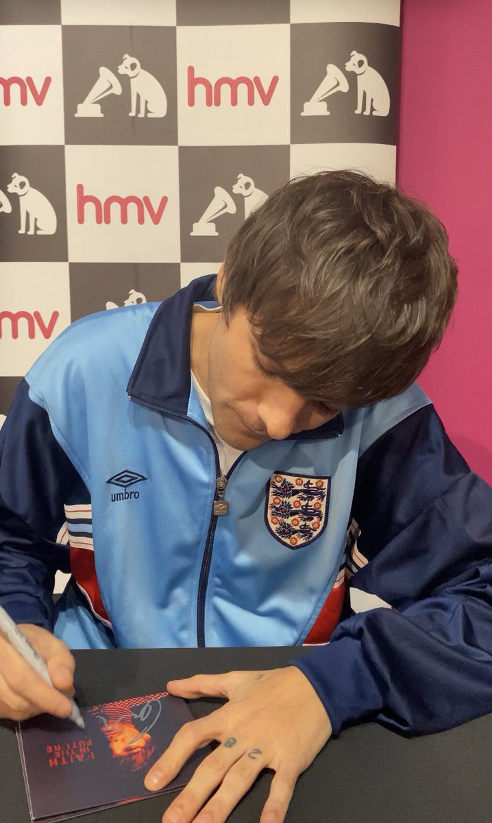 Louis looking absolutely gorgeous at the HMV Westfield signing today! 

© LOVERLOUIES