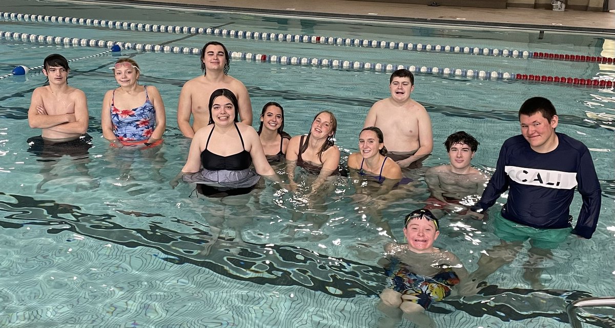 unifiedchamplhs's tweet image. Unified Champions Club members that are also on the swim team helping our Life Skills class swim today!