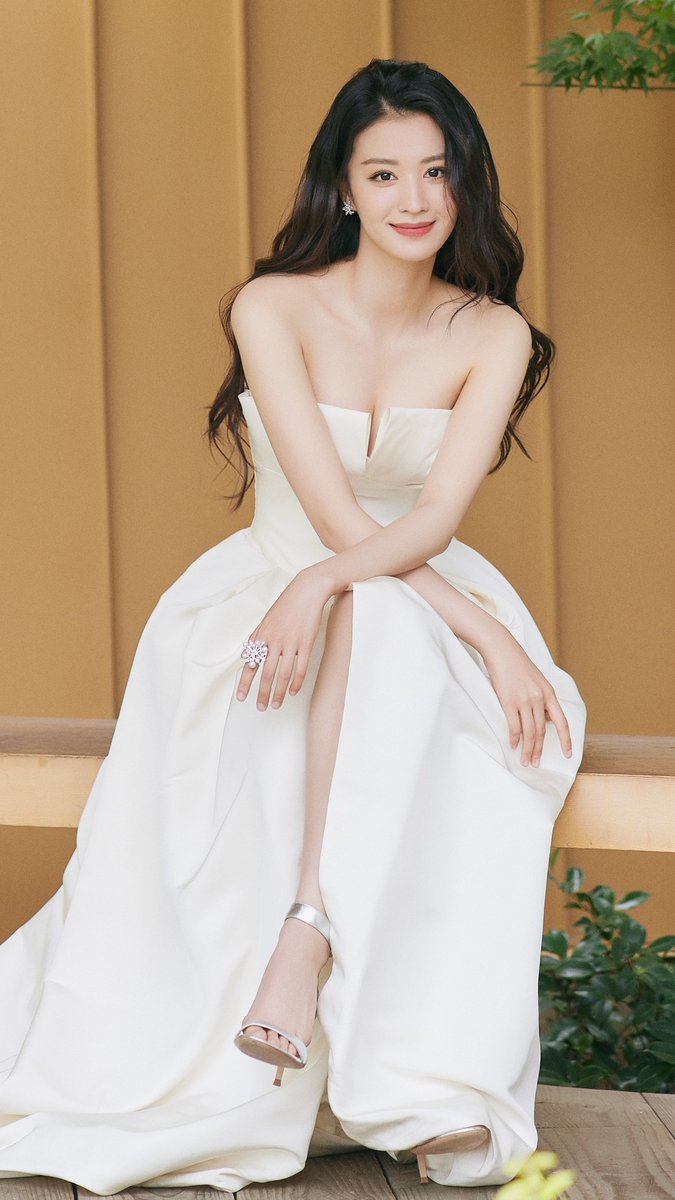王楚然一袭白色抹胸长裙翘高跟脚 Td6m9q5enq 名腿网 Celebrity Legs Celebleg 