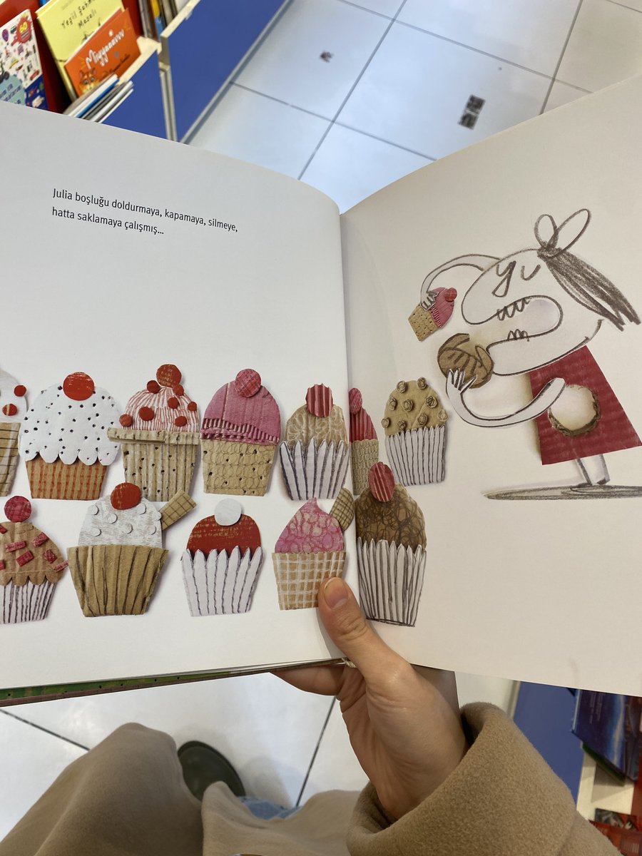 yas sürecini anımsattı bu kitap bana. julia mutlu bir çocukken bir anda içinde bir boşluk hissediyor. bu boşluk kapanmadıkça tekrar mutlu olamayacağına inanıyor. çocuk kitaplarını bu yüzden çok seviyorum. dünyaları imgelerle dolu. birçok meseleyi metaforlarla ifade ediyorlar.